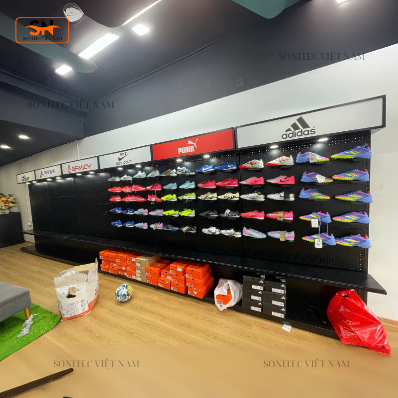 Kệ trưng giày thể thao – Giải pháp trưng bày chuyên nghiệp cho shop & sân tập