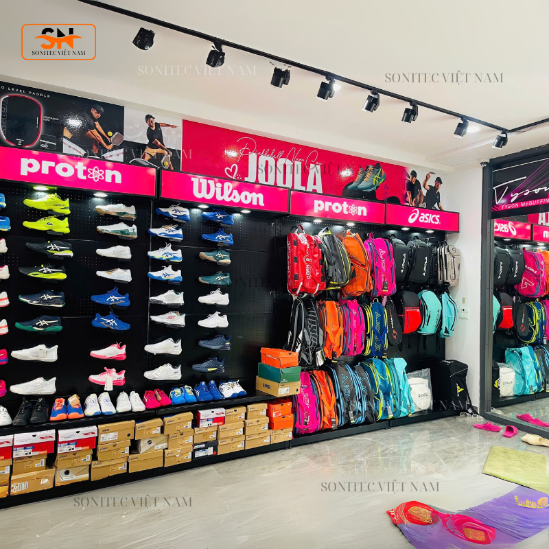 Kệ trưng giày thể thao – Giải pháp trưng bày chuyên nghiệp cho shop & sân tập