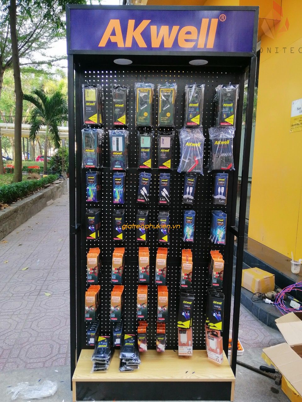 Kệ Treo Ốp Lưng & Phụ Kiện Điện Thoại Khung Sắt Có Đèn Logo Phát Sáng