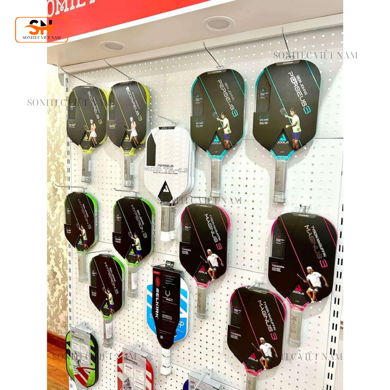Kệ Treo vợt Pickleball Tôn Lỗ Có Đèn LED Hộp Logo Hắt Sáng