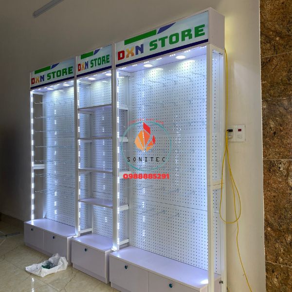Kệ Treo Ốp Lưng – Phụ Kiện Điện Thoại Có Tủ | Khung Sắt + Hộp Đèn Logo LED