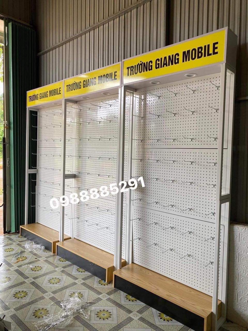 Kệ Treo Ốp Lưng & Phụ Kiện Điện Thoại Khung Sắt Có Đèn Logo Phát Sáng