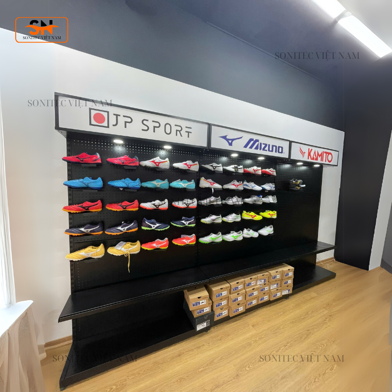 Kệ trưng giày thể thao – Giải pháp trưng bày chuyên nghiệp cho shop & sân tập