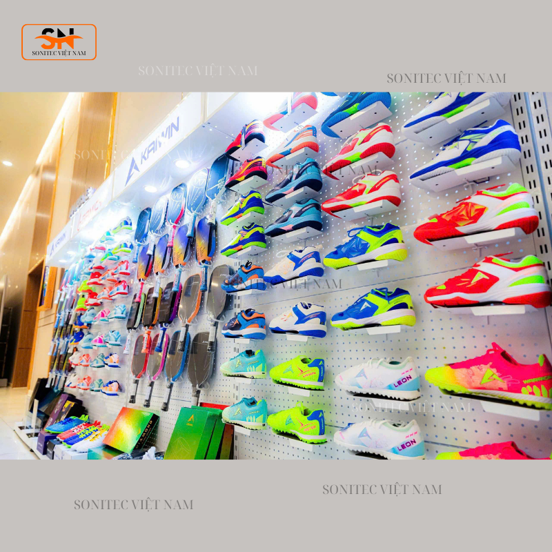 Kệ trưng giày thể thao – Giải pháp trưng bày chuyên nghiệp cho shop & sân tập