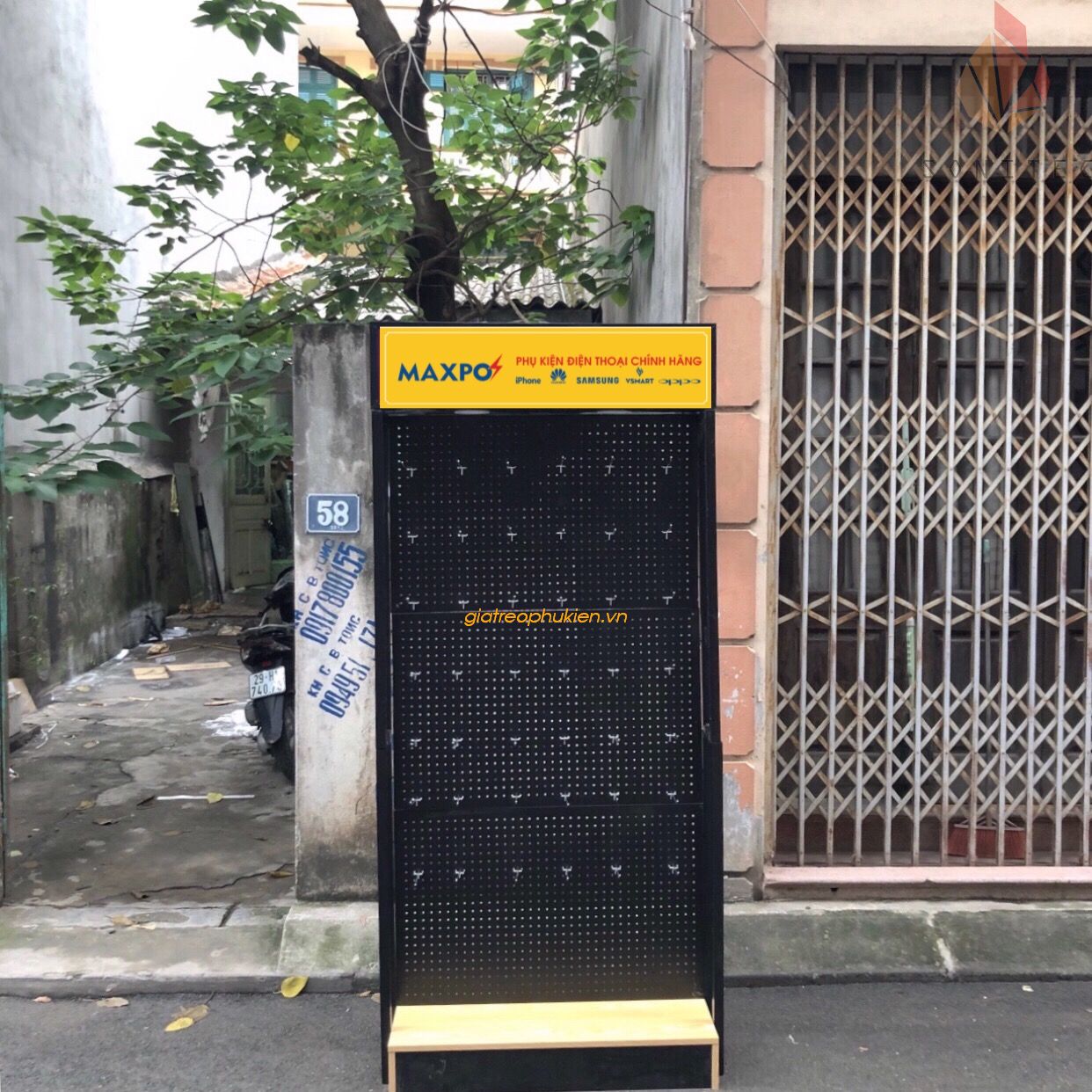 Kệ Treo Ốp Lưng & Phụ Kiện Điện Thoại Khung Sắt Có Đèn Logo Phát Sáng
