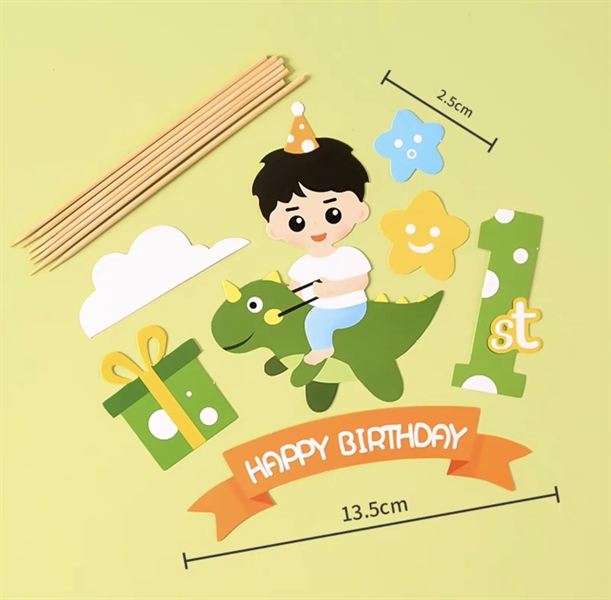 Set 7 que cắm HPBD cậu bé cưỡi khủng long + số 1st xanh