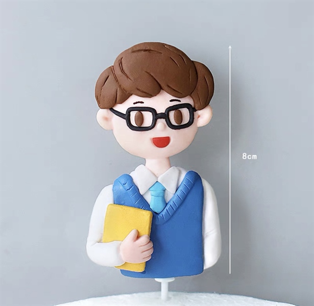 Trang trí gốm mềm thầy giáo trẻ đeo kính + áo xanh tóc nâu (GV)