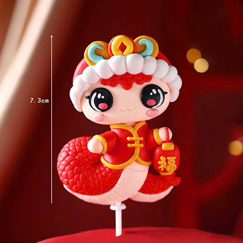 Trang trí gốm mềm tết hình con rắn đỏ đội mũ lân cầm đèn lồng
