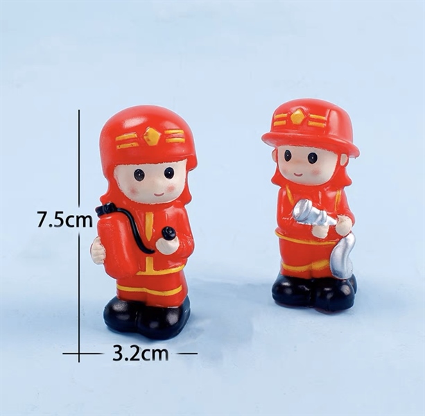 Set trang trí 2 lính cứu hỏa nhựa nhẹ