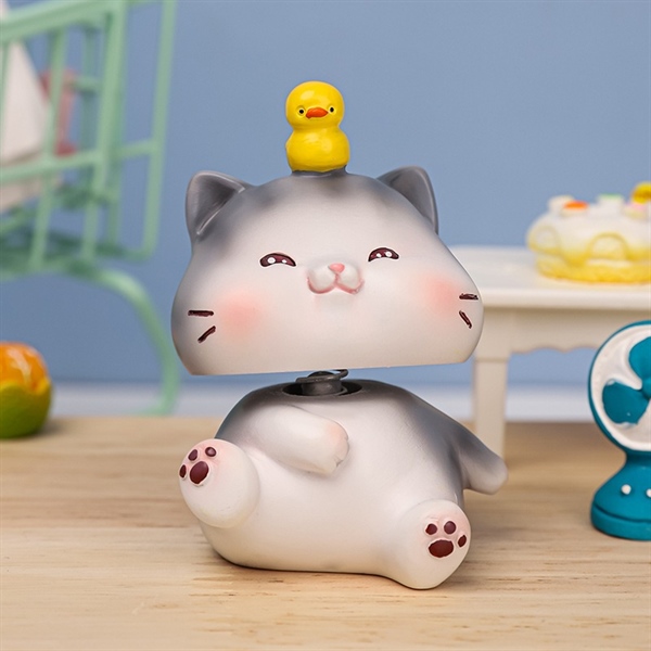 Trang trí sứ con mèo xám giơ chân đội vịt vàng (cổ lò xo)