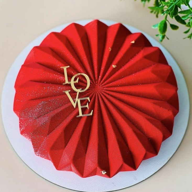 Topper mica chữ LOVE vàng nhỏ (Valentine)