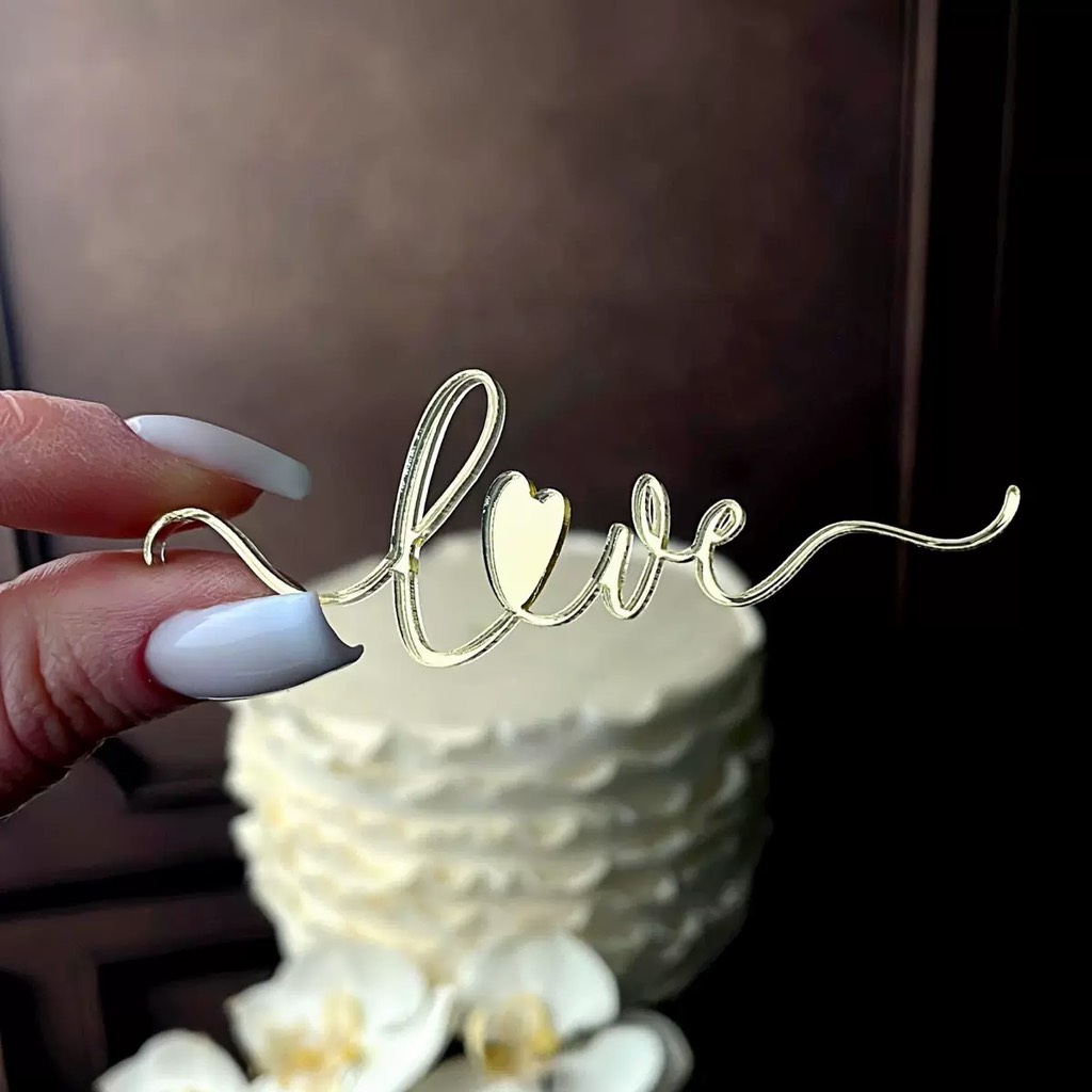 Topper mica chữ love thường vàng nhỏ kéo dài 2 bên (Cách điệu chữ O thành ❤️)