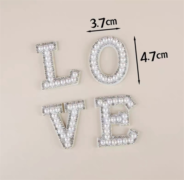 Trang trí chữ LOVE viền ngọc trai trắng