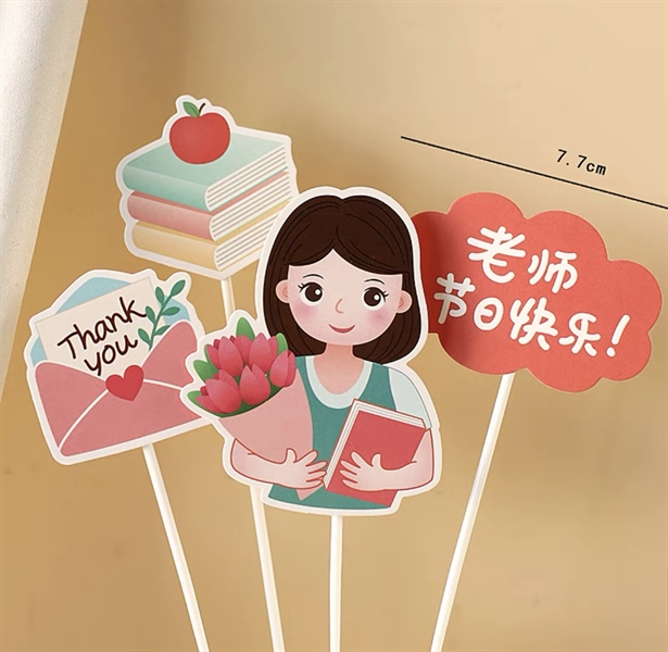 Set que cắm 4 món giáo viên cầm sách + phong thư (GV)