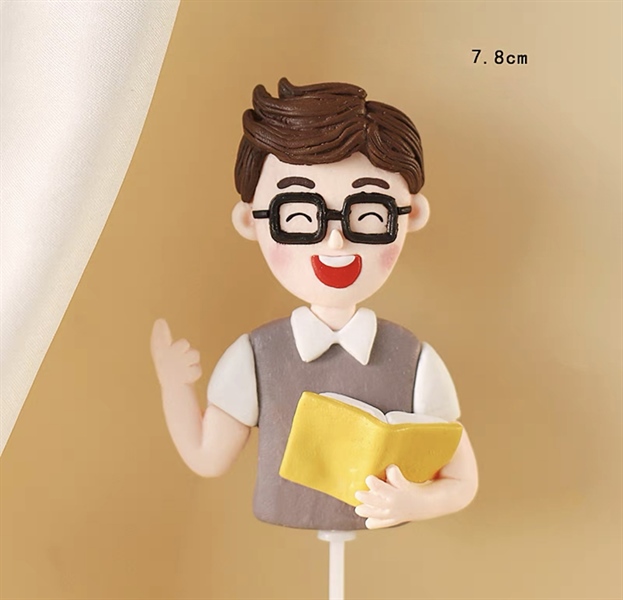 Trang trí gốm mềm thầy giáo đeo kính áo xám (GV)