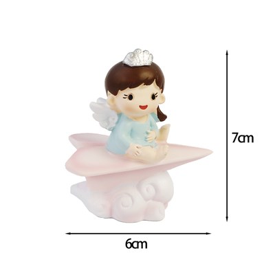 Bé gái cưỡi máy bay giấy hồng