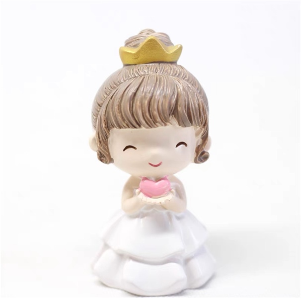 Trang trí cô dâu đội vương miện mặc váy trắng hoàng gia