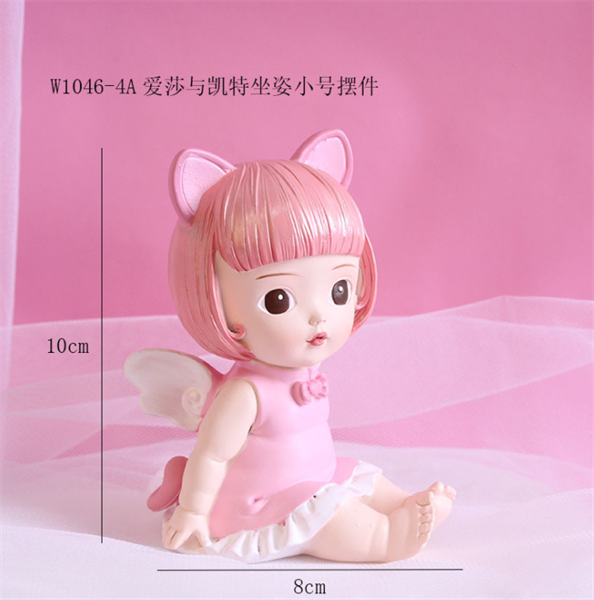 Bé gái thiên thần váy hồng ngồi