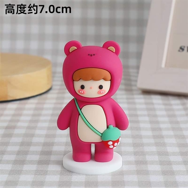 Trang trí silicon bé trai mặc đồ gấu Lotso hồng