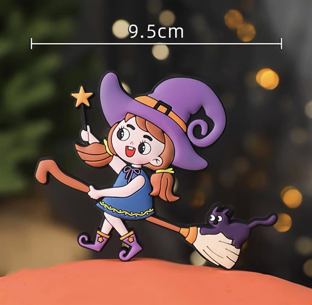 Trang trí silicon Halloween cô bé phù thủy nhỏ cưỡi chổi + mèo