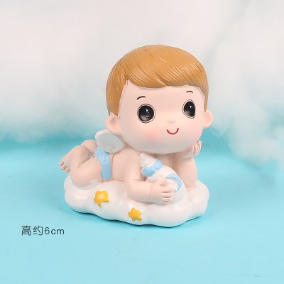 Bé trai tóc nâu ôm bình sữa xanh