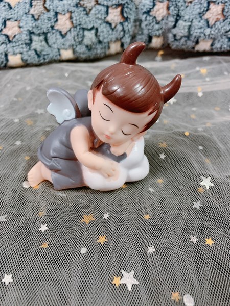 Bé trai ác quỷ áo xám ngủ ôm mây