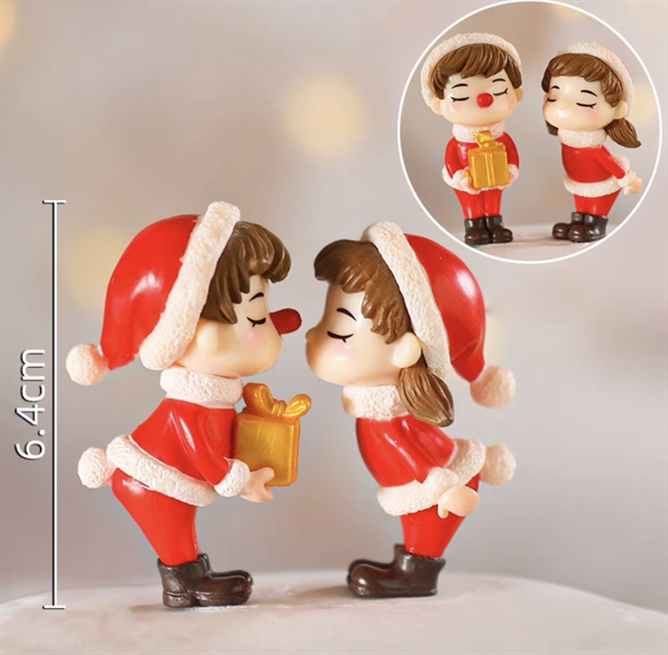 Set trang trí GS cô bé cậu bé mặc đồ Noel đỏ hôn nhau (cặp đôi)