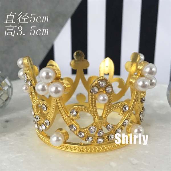 Trang trí vương miện nhỏ vàng
