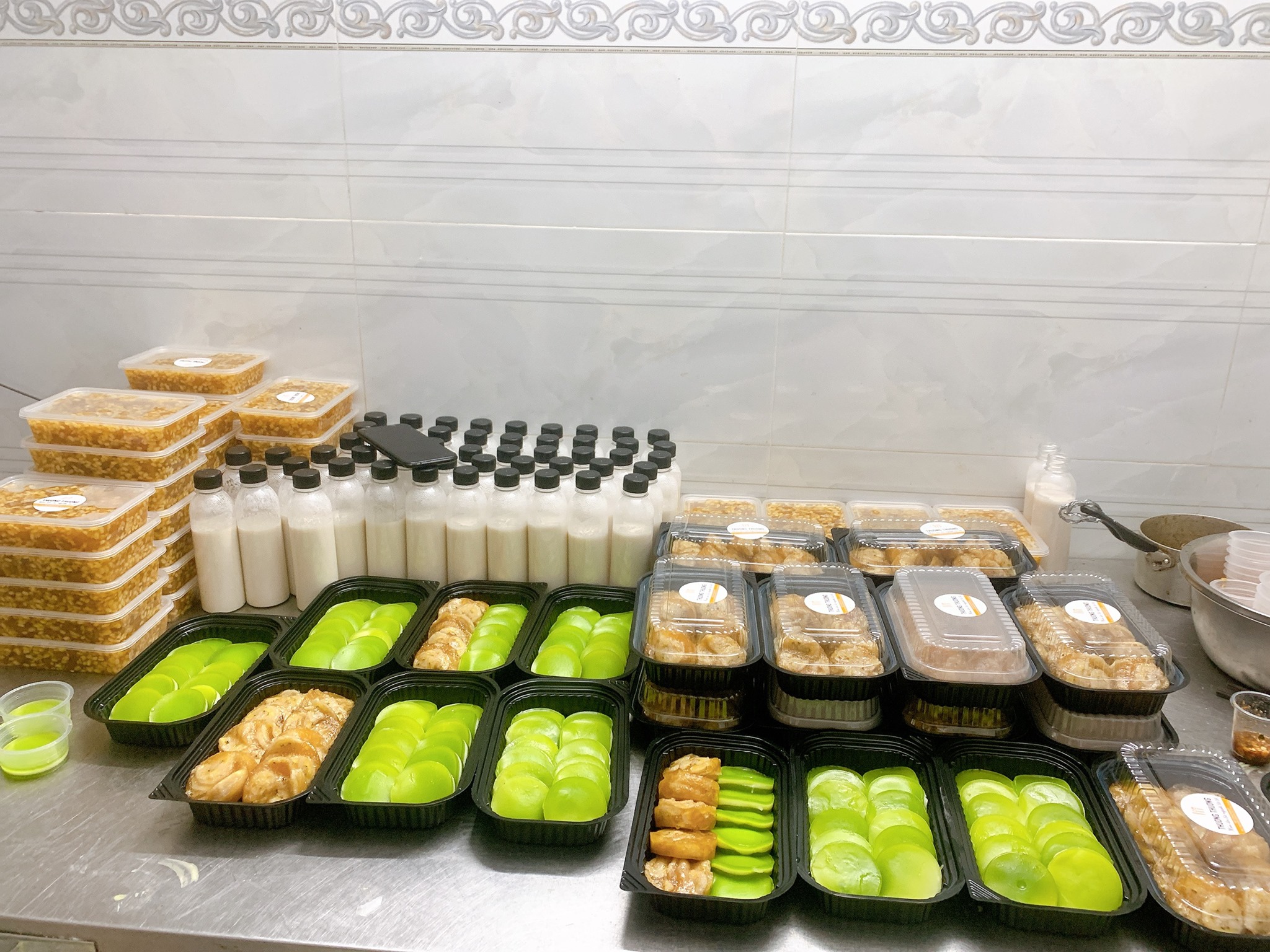 TIỆM CHÈ THƯƠNG THƯƠNG, NƠI LÀM BÁNH QUÊ TẠI PHỐ!