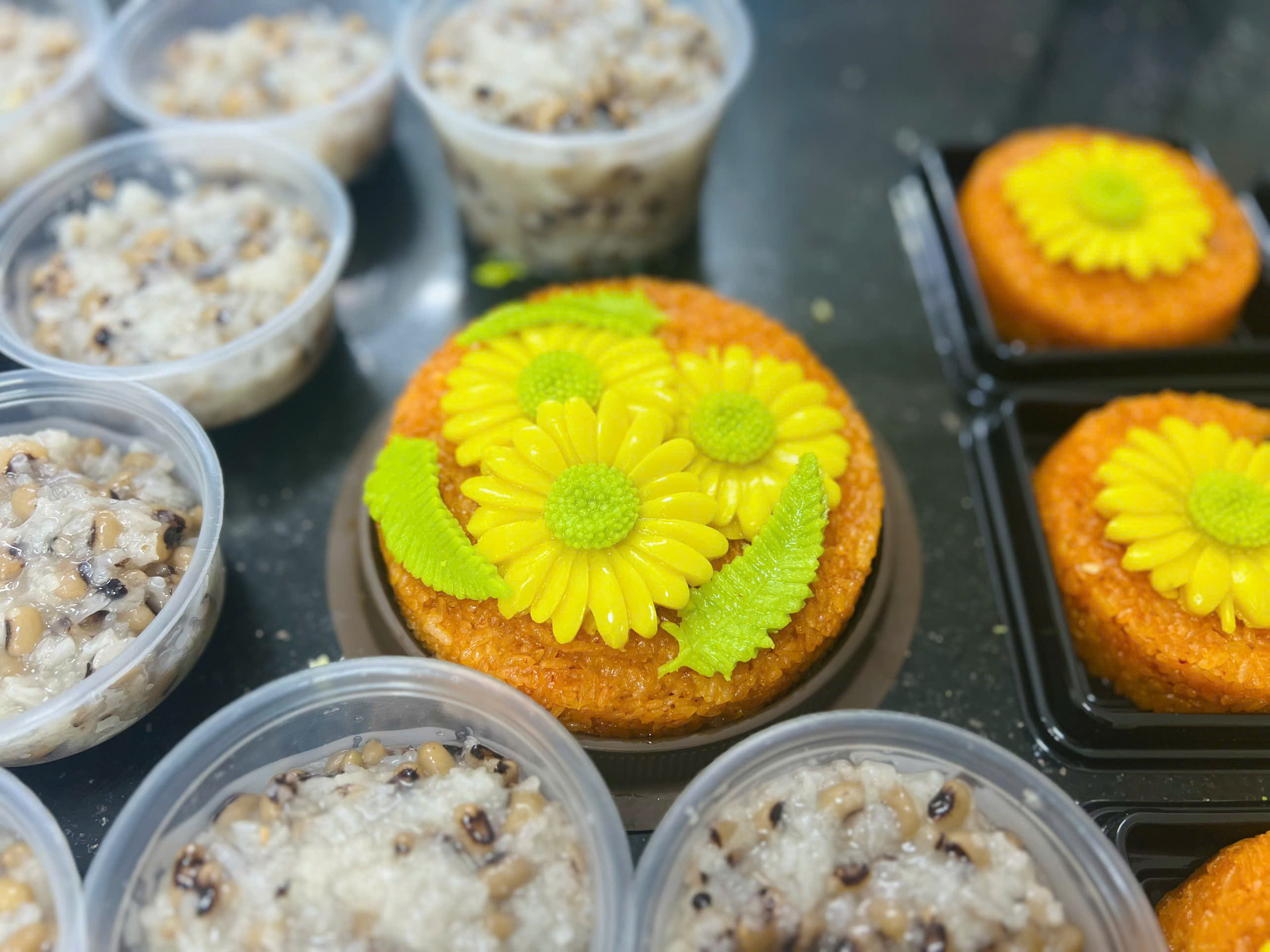 Xôi Gấc Trang Trí Hoa Cúc