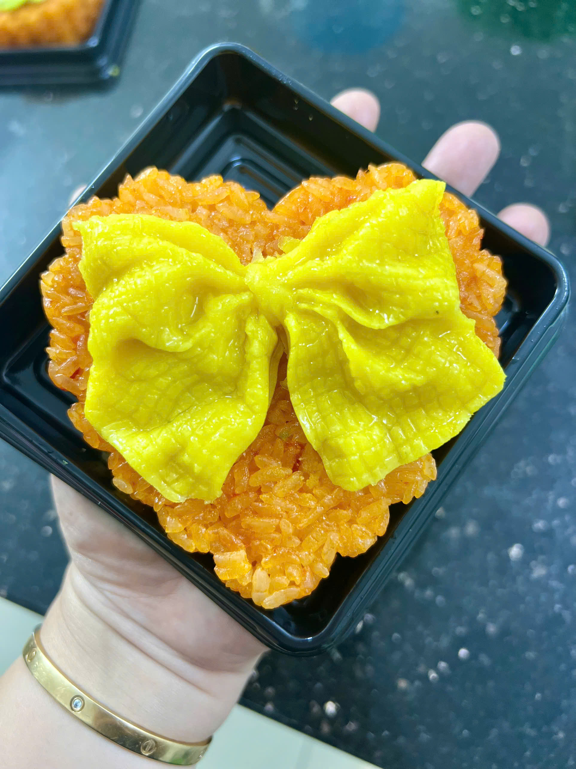 Xôi sắc màu - Xôi gấc trái tim nơ vàng