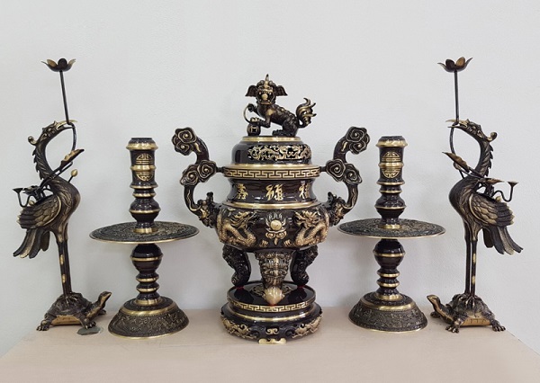 Cách sắp xếp đỉnh đồng trên bàn thờ đẹp mắt