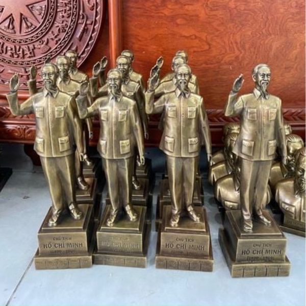 Tượng bác hồ đứng vẫy tay chào bằng đồng