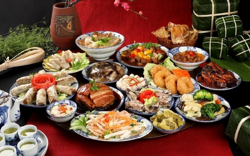 Các loại trái cây giàu nước và vitamin C như cam, quýt, bưởi,... là lựa chọn lý tưởng trên bàn ăn ngày Tết, đặc biệt trong bối cảnh cơ thể dễ bị nóng trong