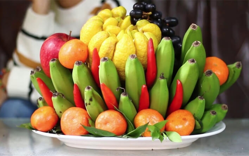 Cách chọn trái cây trưng bày Tết vừa đẹp vừa giữ ý nghĩa phong thủy không chỉ nằm ở việc chọn loại quả quen thuộc, mà còn ở sự cân bằng giữa màu sắc, hình dáng, độ tươi