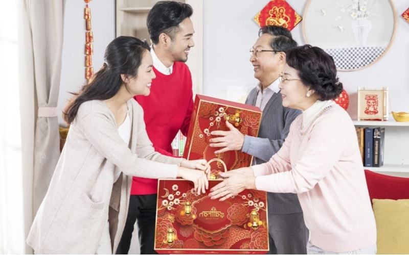 Đối với nhiều bậc phụ huynh, món quà Tết ý nghĩa không nằm ở giá trị vật chất, mà ở cảm giác được con cái quan tâm và nghĩ đến