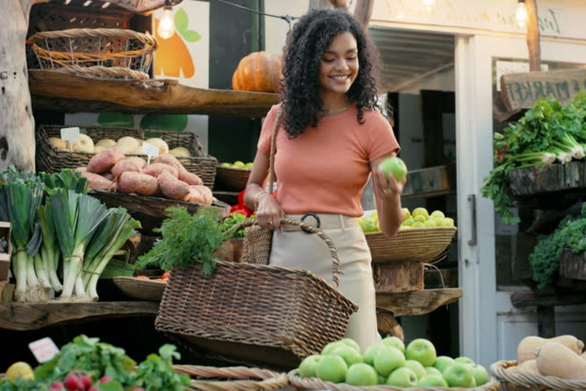 Hãy quan sát trái cây thật kỹ để nhận biết đâu là nhựng"khuyết điểm" tự nhiên của chúng.@gettyimages.in