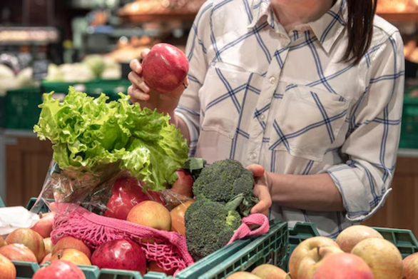 Trọng lượng và độ chắc tay cũng là yếu tố quan trọng khi kiểm tra trái cây.@freepik.com