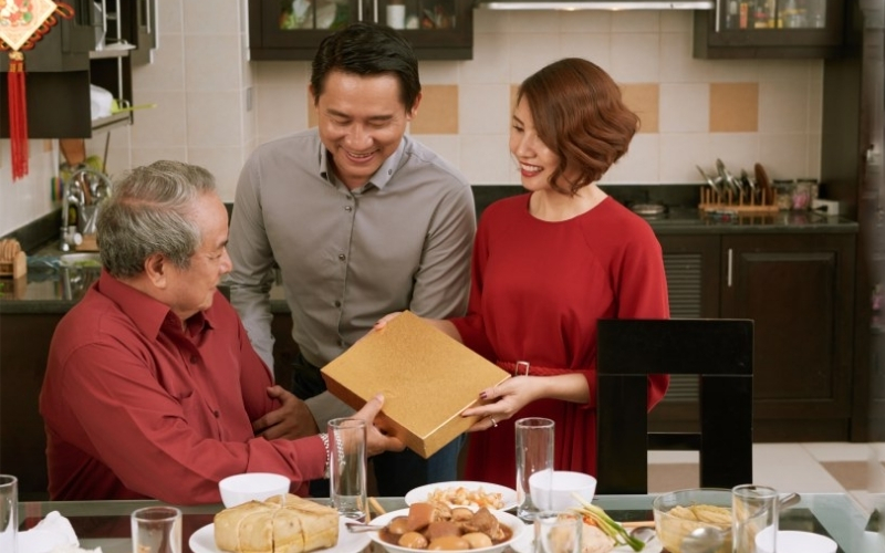 Nhóm người trẻ từ 25–40 tuổi có xu hướng đánh giá cao những món quà thể hiện sự quan tâm thực tế hơn là quà mang tính phô trương