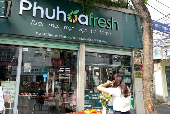 CEO của Phuhoa Fresh đang cúng biển hiệu mới