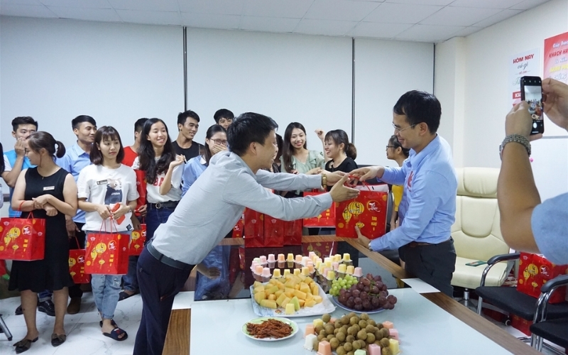 Từ góc độ doanh nghiệp, quà Tết ngày nay được xem là một phần trong chiến lược xây dựng văn hóa nội bộ và giữ chân nhân viên