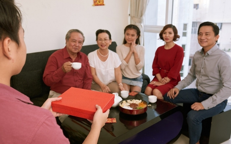 Việc lựa chọn quà trong nhóm này không nằm ở giá trị vật chất, mà ở mức độ thấu hiểu lối sống, thói quen ăn uống và sinh hoạt của người nhận.@internet