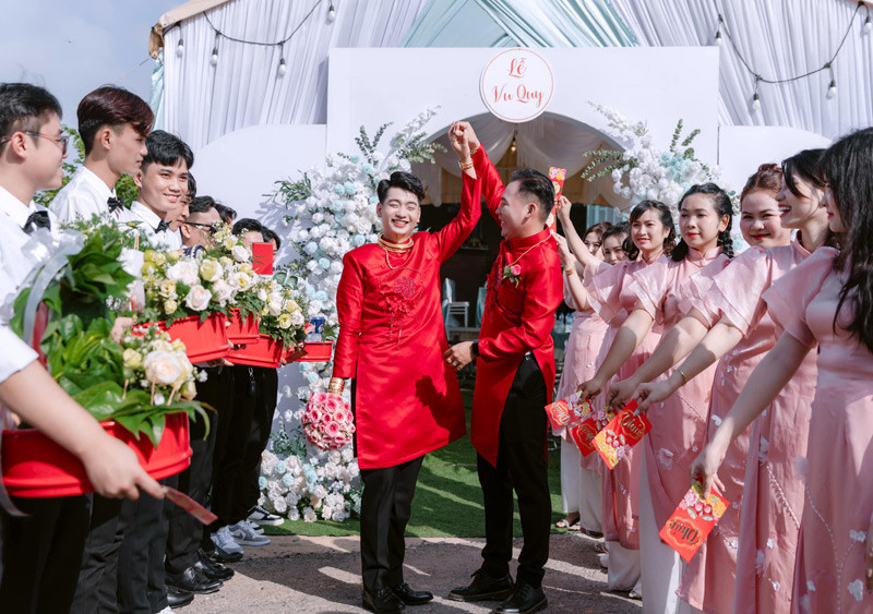 Hai chàng trai tổ chức đám cưới linh đình, nhận quà 15 cây vàng