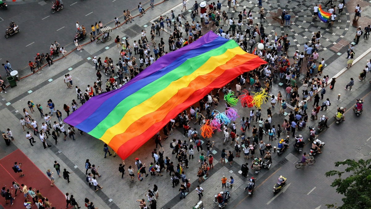 Hàng nghìn người tuần hành ủng hộ cộng đồng LGBT