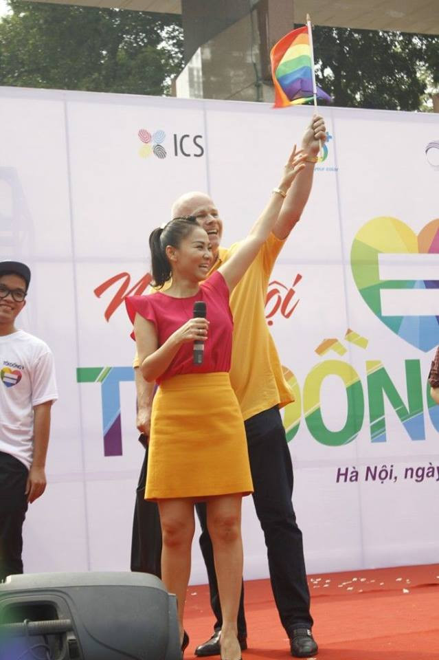 Nữ ca sĩ Thu Minh cùng chồng tại Ngày hội Tôi Đồng Ý Hà Nội 2013