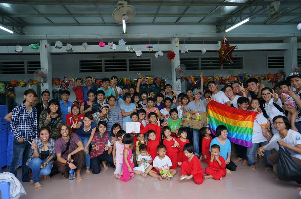 Cộng đồng LGBT chung tay trong hoạt động thiện nguyện Tết Trung Thu tháng 09.2013