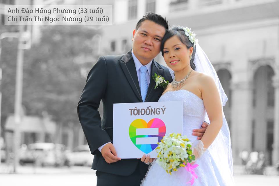 Cặp đôi Phương và Nương cầm bảng Tôi Đồng Ý ủng hộ hôn nhân bình đẳng