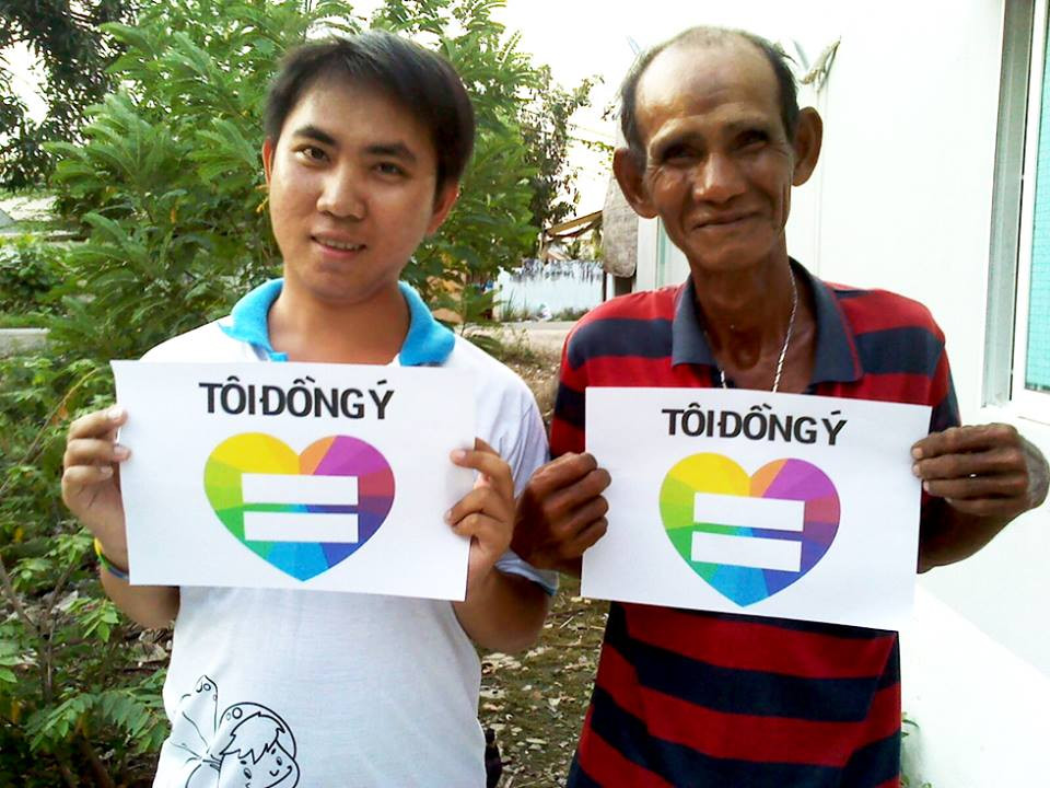 Ông Võ Văn Thạch cùng con trai đồng tính nam cầm bảng Tôi Đồng Ý