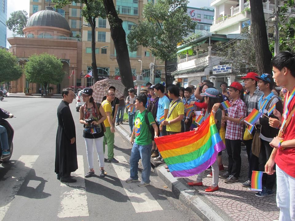 Đoàn diễu hành Viet Pride gặp gỡ Linh mục tại Nhà thờ Đức Bà