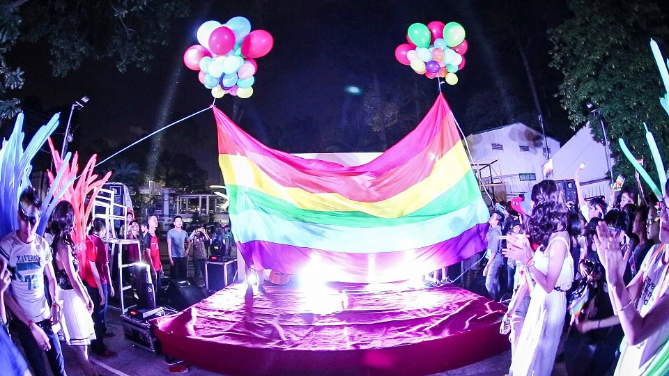 Cờ tự hào LGBT sáu sắc được kéo lên cao bằng bóng bay tại TP.HCM